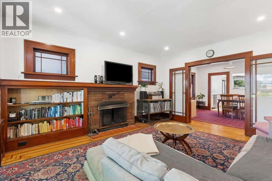 4188 W 13TH AVENUE — Vancouver, British Columbia - Photo 3 of 23