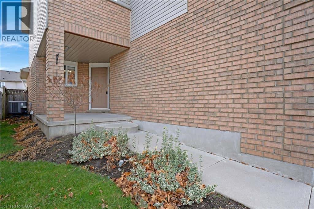 32 LILYWOOD Drive — Cambridge, Ontario - Photo 2 of 22