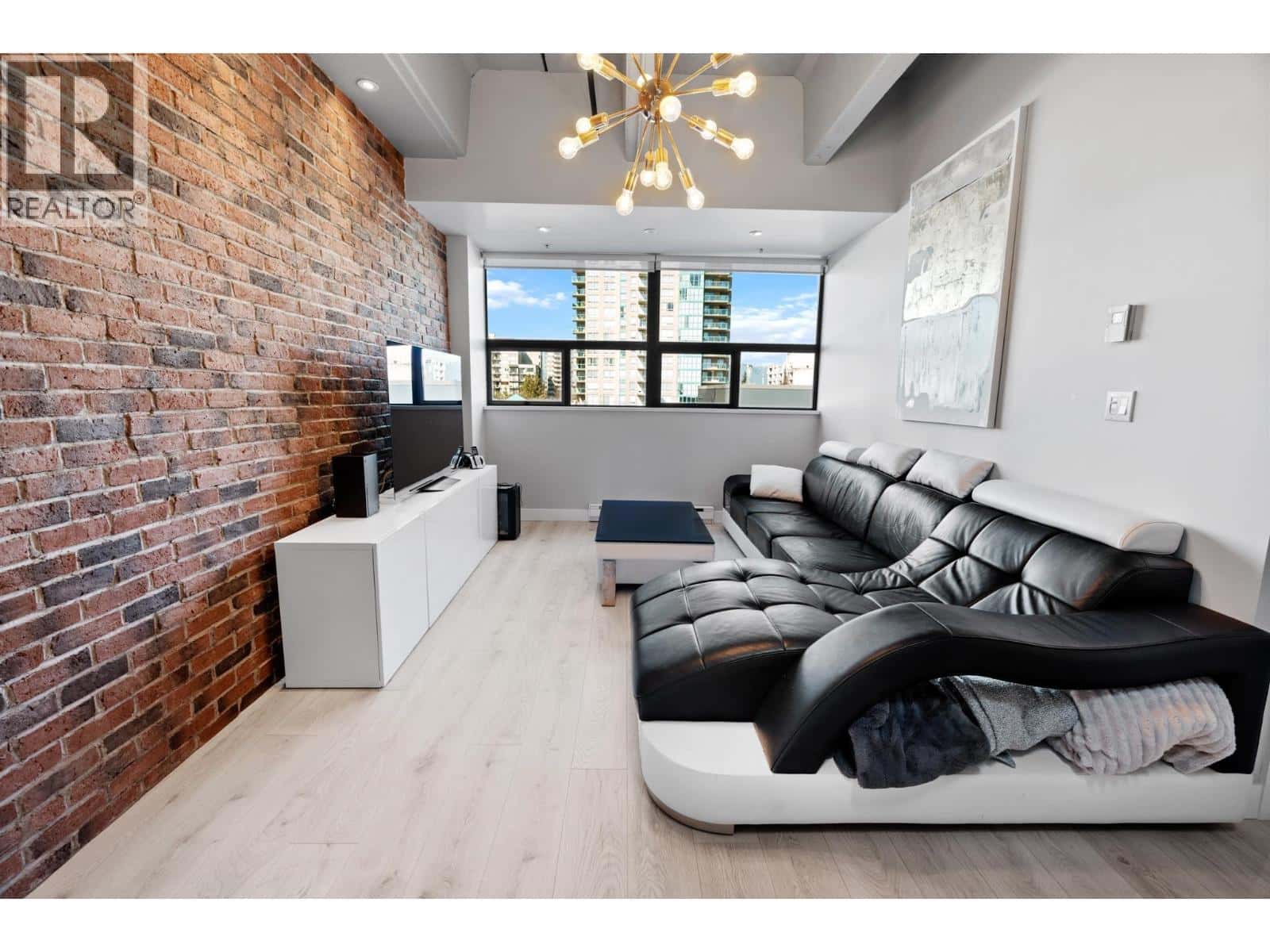 622 615 BELMONT STREET — New Westminster, British Columbia - Photo 2 of 25