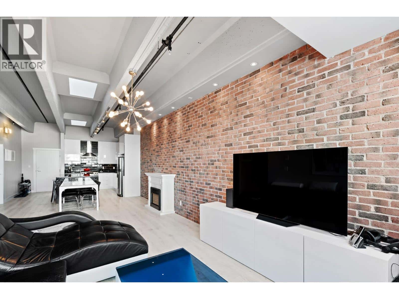 622 615 BELMONT STREET — New Westminster, British Columbia - Photo 3 of 25