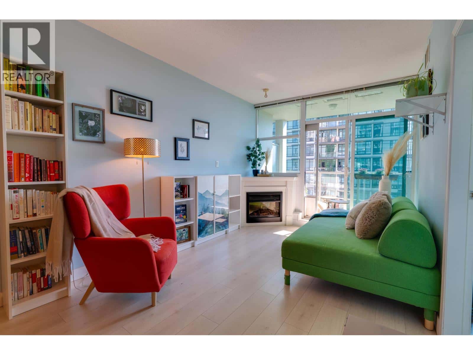 508 168 EAST ESPLANADE — North Vancouver, British Columbia - Photo 4 of 27