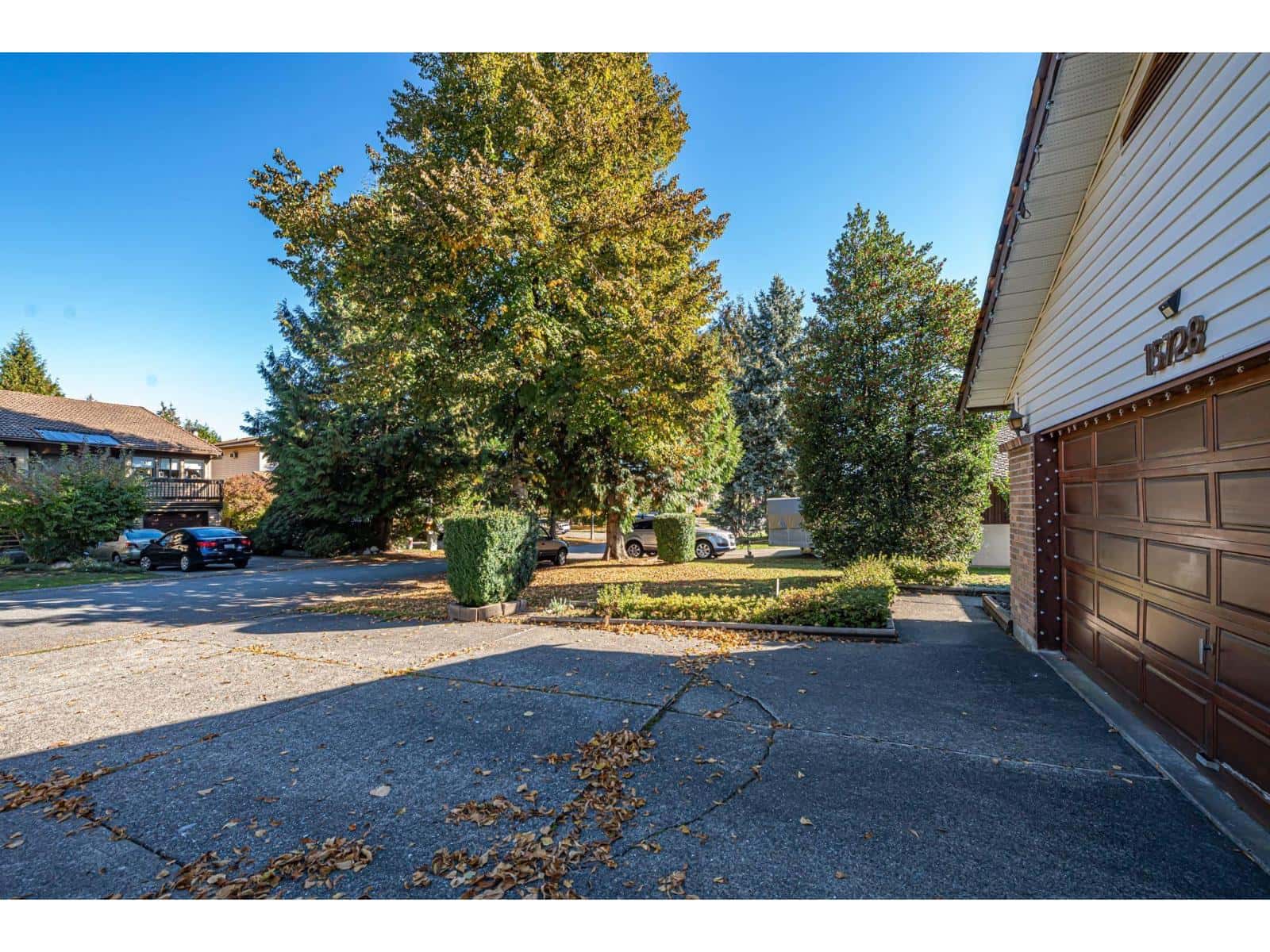 15728 99A AVENUE — Surrey, British Columbia - Photo 3 of 26