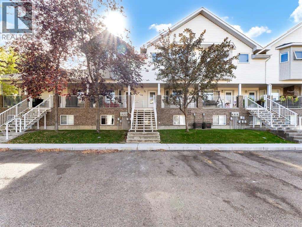 425 Washington Way SE — Medicine Hat, Alberta - Photo 2 of 33