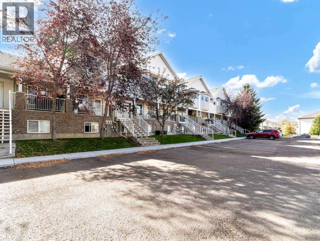 425 Washington Way SE — Medicine Hat, Alberta - Photo 3 of 33