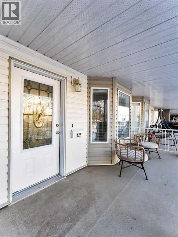 425 Washington Way SE — Medicine Hat, Alberta - Photo 5 of 33