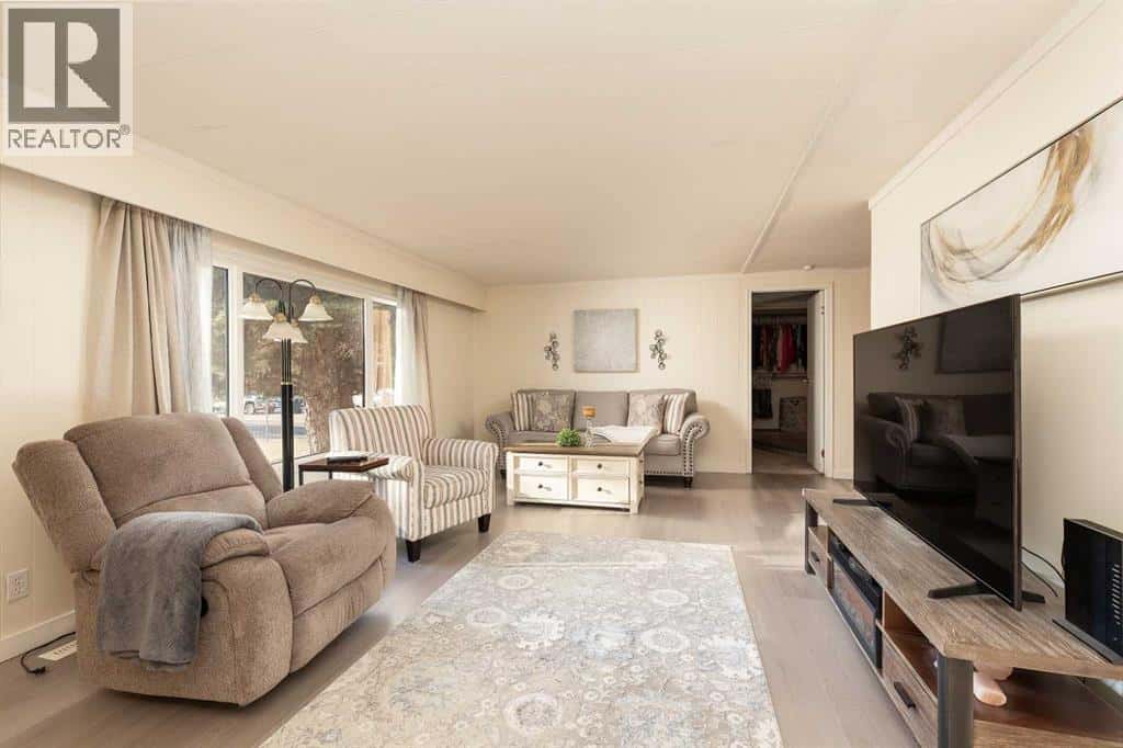 101 6 Avenue NE — Milk River, Alberta - Photo 4 of 28