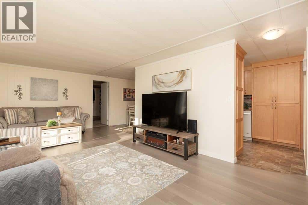 101 6 Avenue NE — Milk River, Alberta - Photo 3 of 28