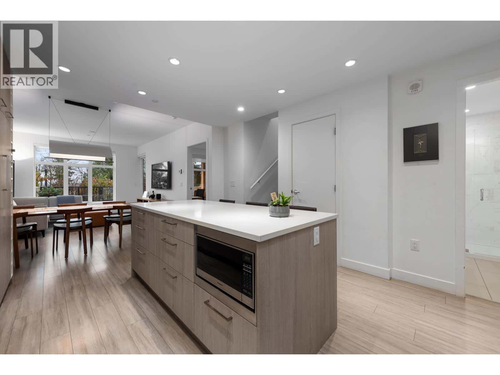 110 733 E 3RD STREET — North Vancouver, British Columbia - Photo 4 of 37