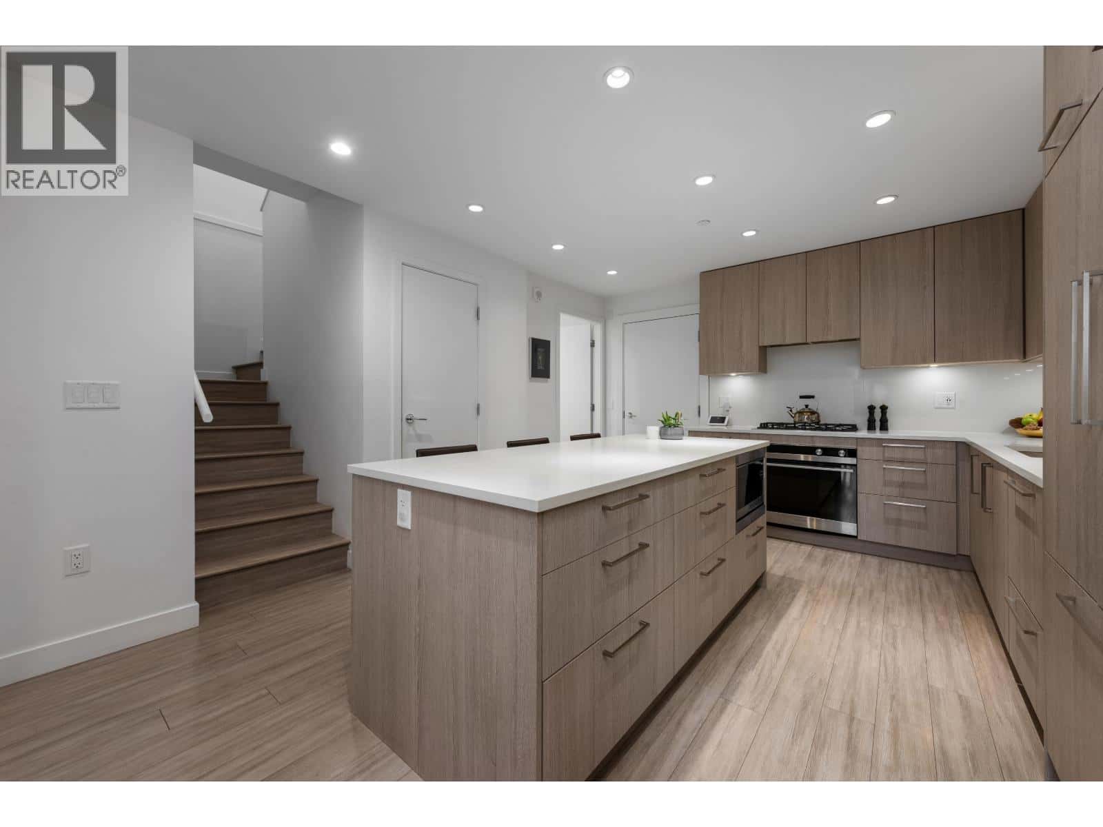 110 733 E 3RD STREET — North Vancouver, British Columbia - Photo 2 of 37