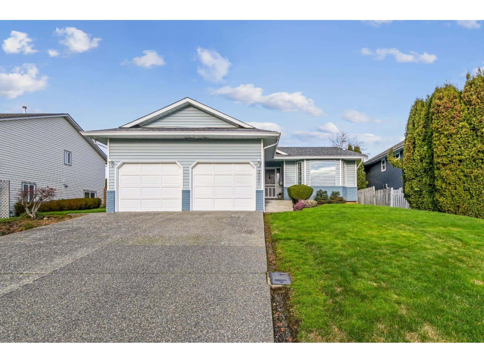 33251 TERRY FOX AVENUE — Abbotsford, British Columbia - Photo 3 of 24