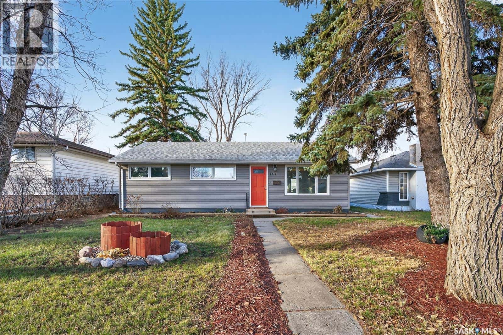 1314 7th AVENUE NW — Moose Jaw, Saskatchewan - Photo 3 of 46