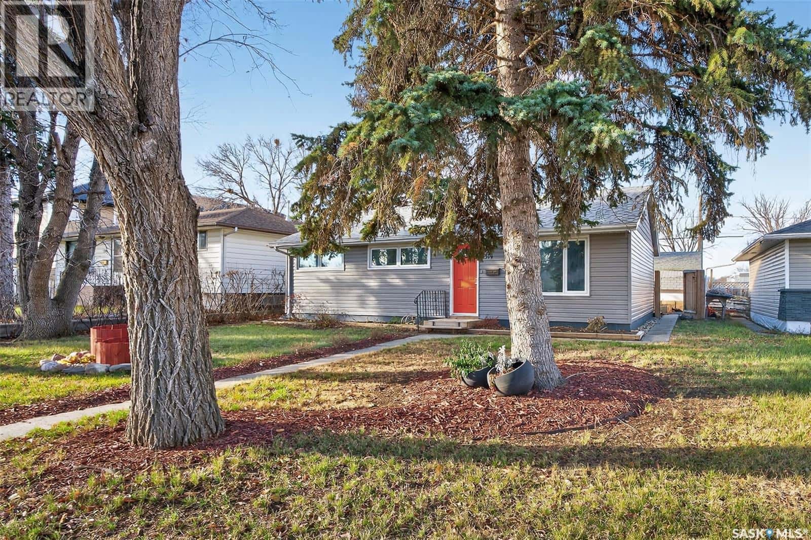 1314 7th AVENUE NW — Moose Jaw, Saskatchewan - Photo 4 of 46