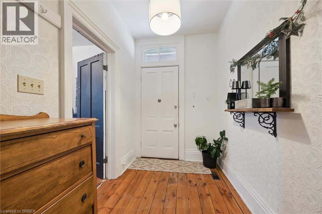 17 BALL Street — Paris, Ontario - Photo 3 of 45