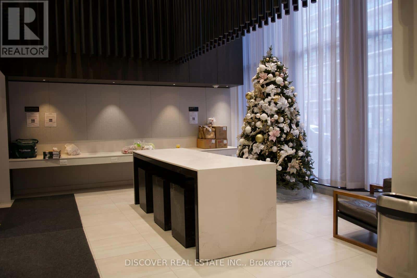 3704 - 4065 CONFEDERATION PARKWAY — Mississauga (City Centre), Ontario - Photo 2 of 31