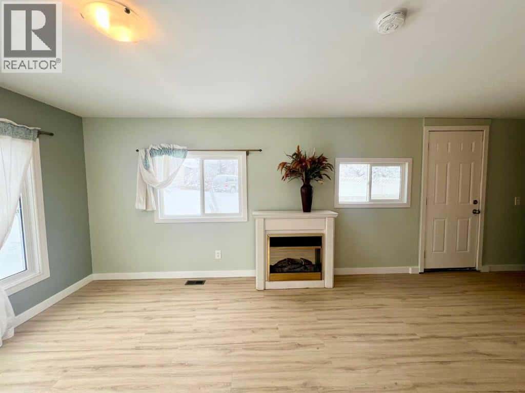 18, 400 1 Street SE — Linden, Alberta - Photo 5 of 9