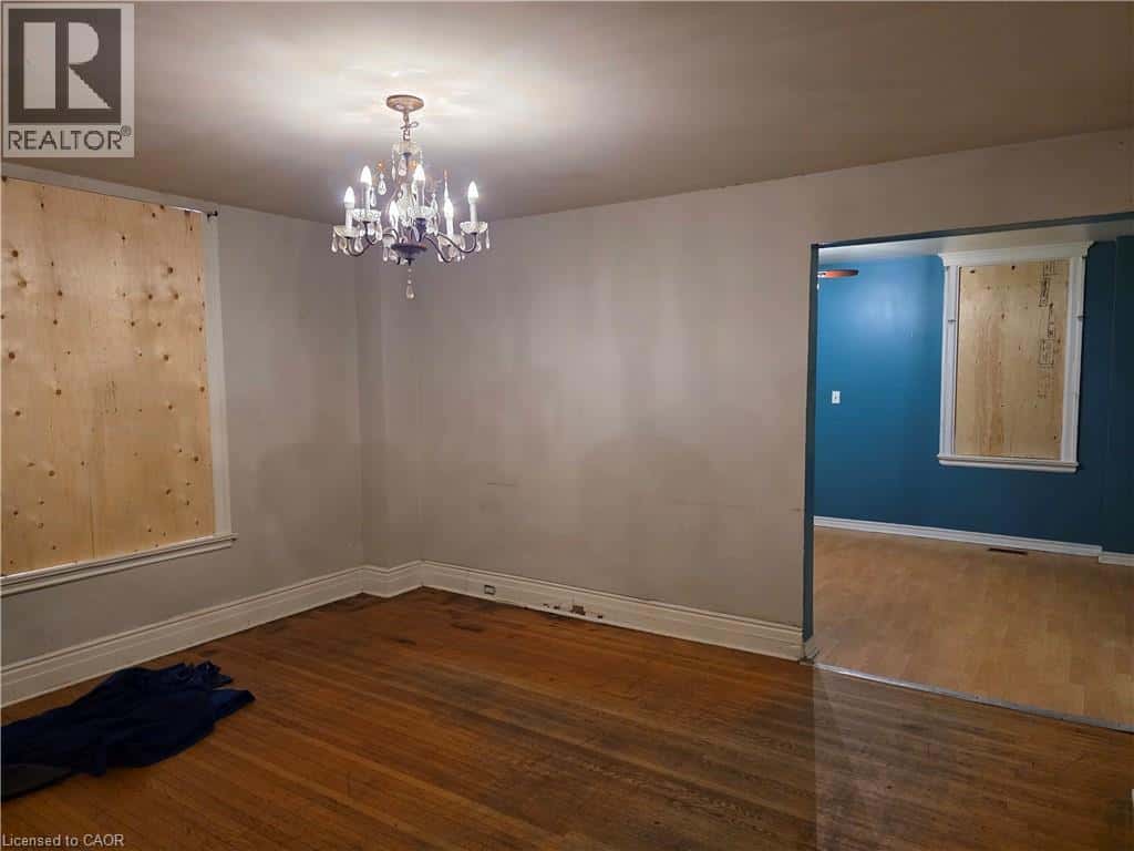 173 SANFORD Avenue N — Hamilton, Ontario - Photo 4 of 16