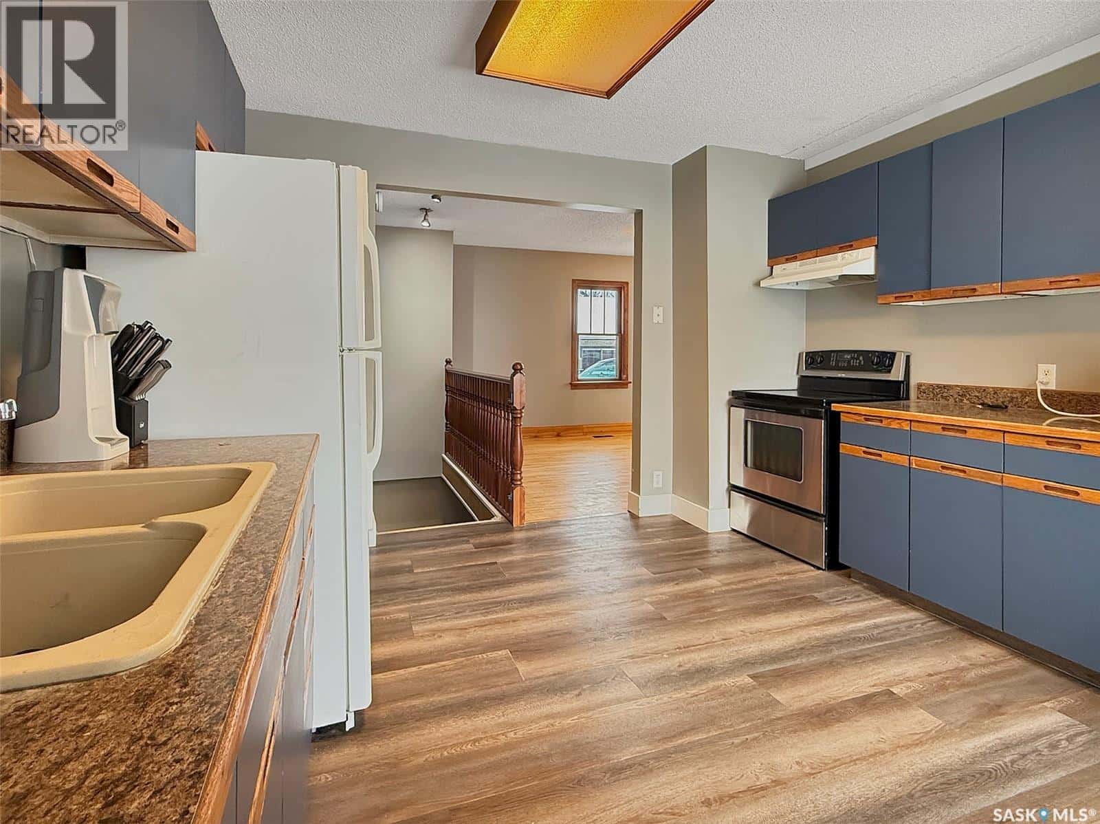 120 Central AVENUE S — Swift Current, Saskatchewan - Photo 4 of 20