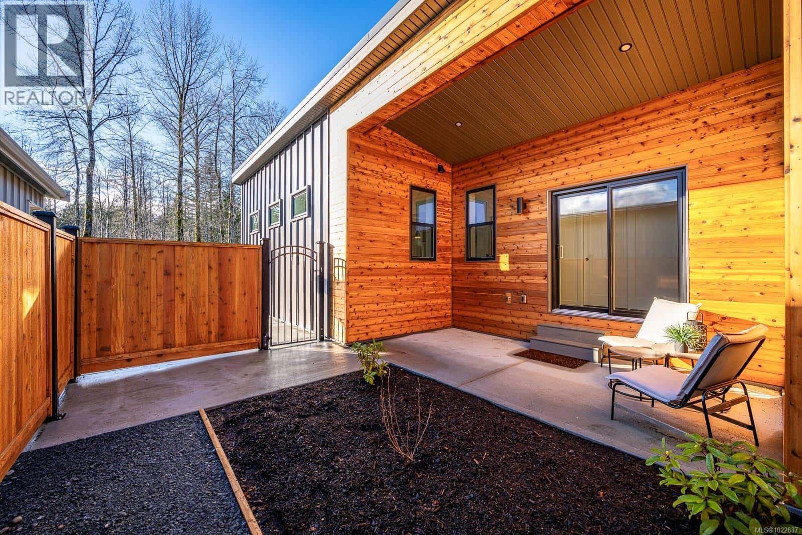 20 3025 Royston Rd — Cumberland, British Columbia - Photo 3 of 39