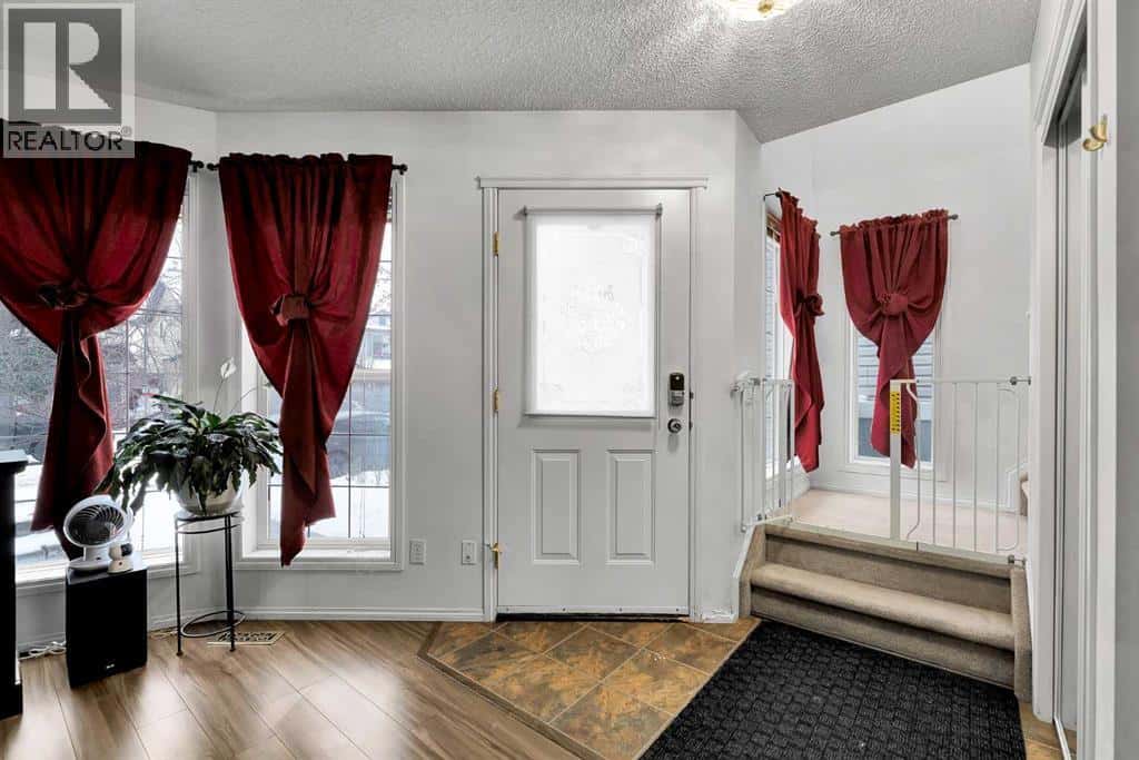 298 Taravista Street NE — Calgary, Alberta - Photo 3 of 45