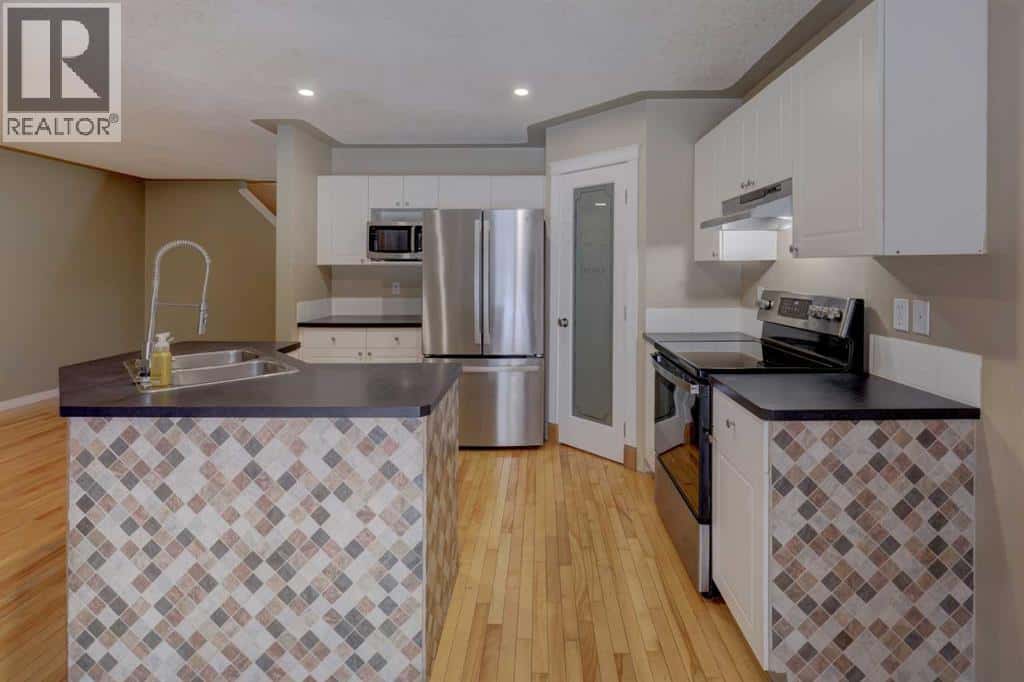 11065 Hidden Valley Drive NW — Calgary, Alberta - Photo 5 of 38