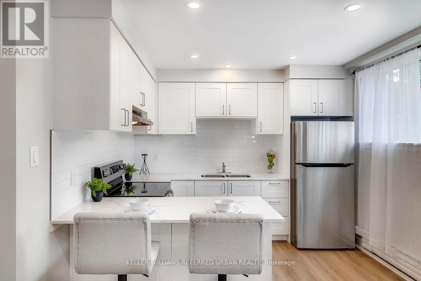 90 PORTLAND STREET — Toronto (Mimico), Ontario - Main photo