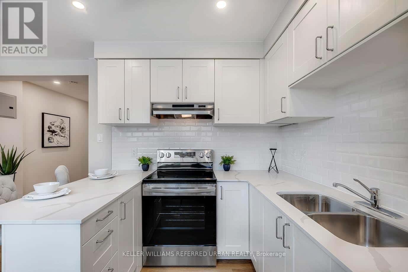 90 PORTLAND STREET — Toronto (Mimico), Ontario - Photo 3 of 17