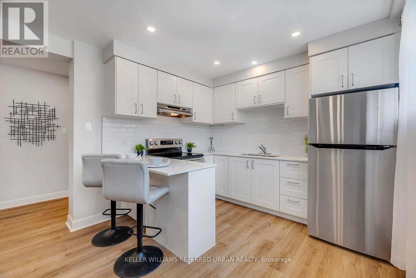 90 PORTLAND STREET — Toronto (Mimico), Ontario - Photo 5 of 17