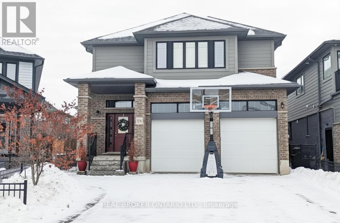 206 CARRIAGE WAY S — Waterloo, Ontario - Main photo