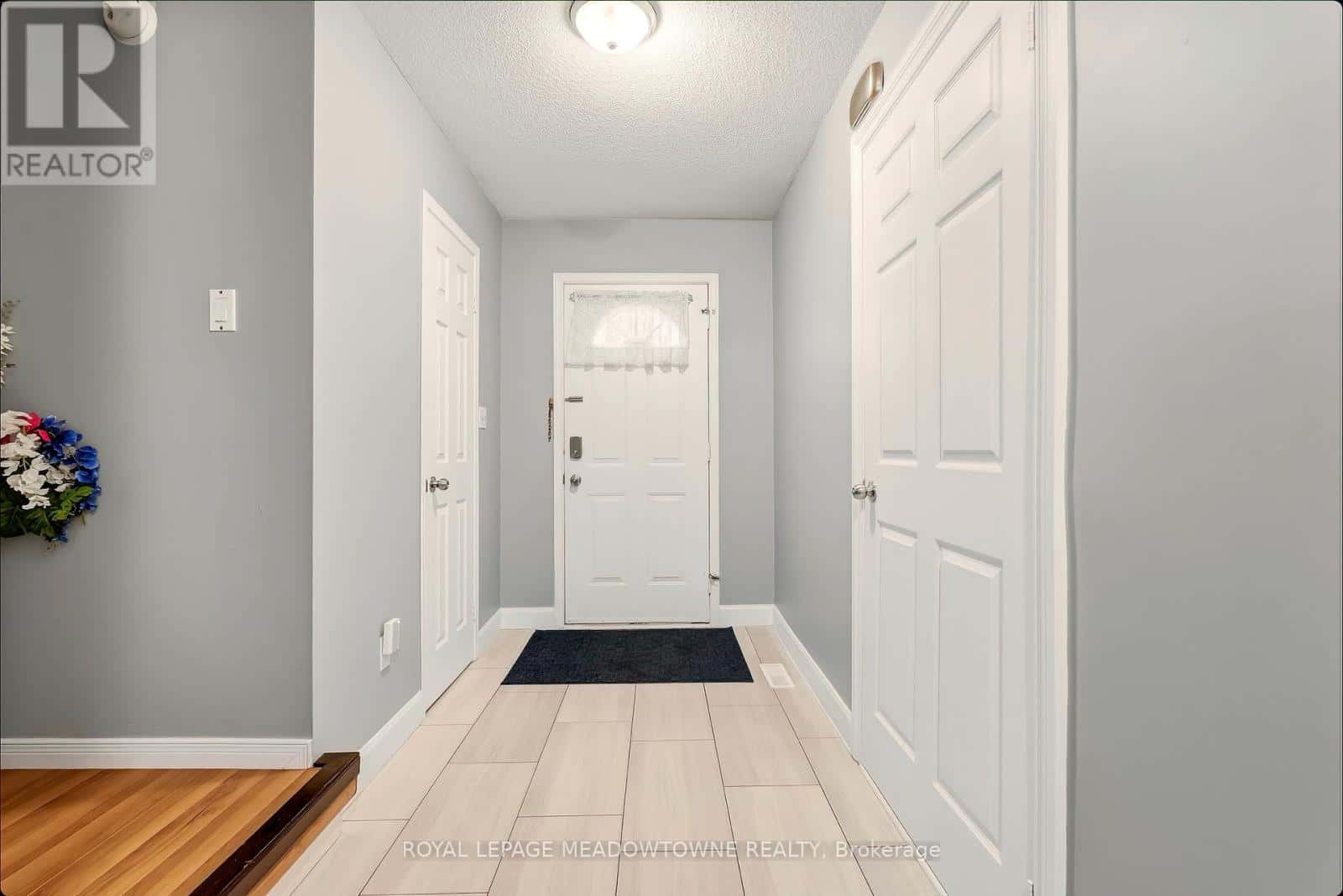 44 - 1 ROYALWOOD COURT — Hamilton (Stoney Creek), Ontario - Photo 5 of 46