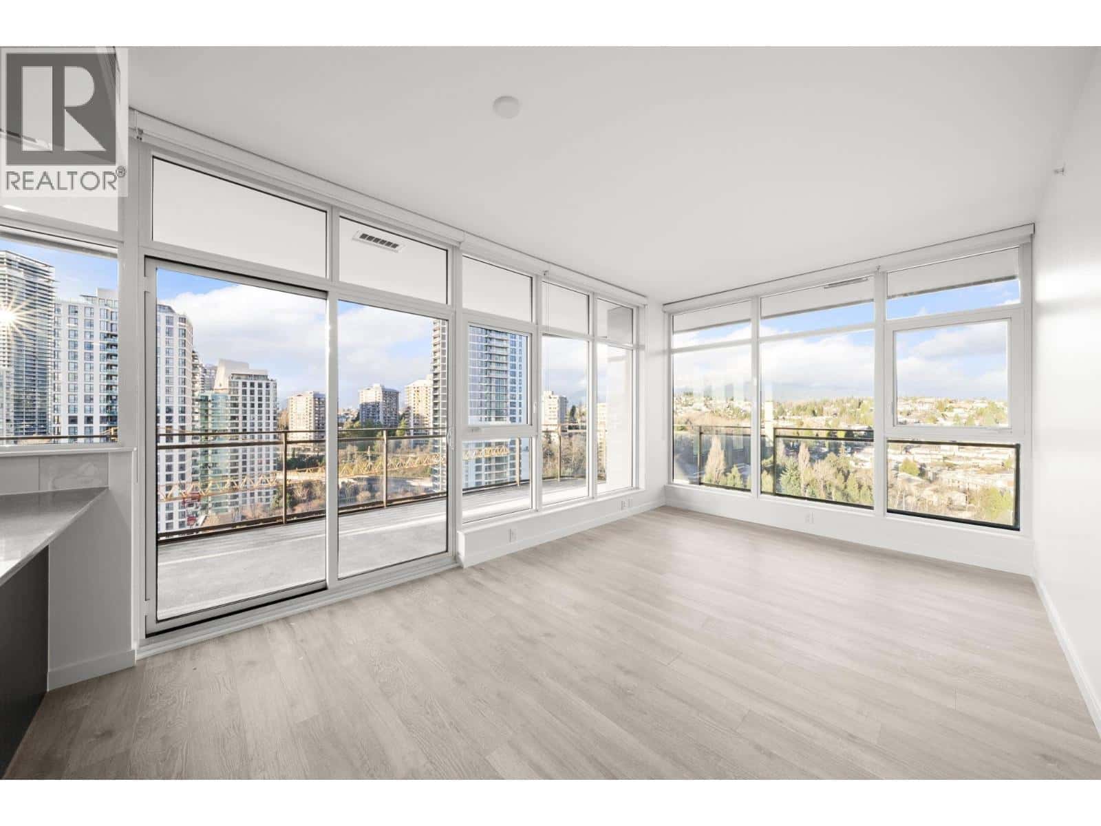 1901 5311 GORING STREET — Burnaby, British Columbia - Photo 3 of 28