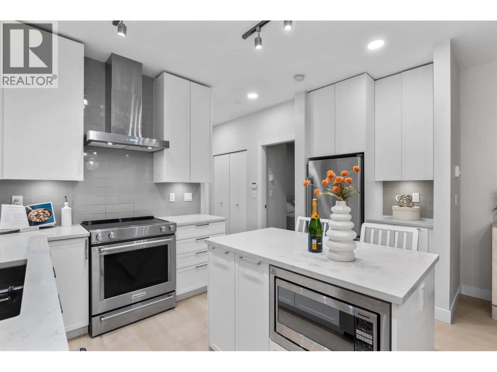 115 1768 GILMORE AVENUE — Burnaby, British Columbia - Photo 4 of 19