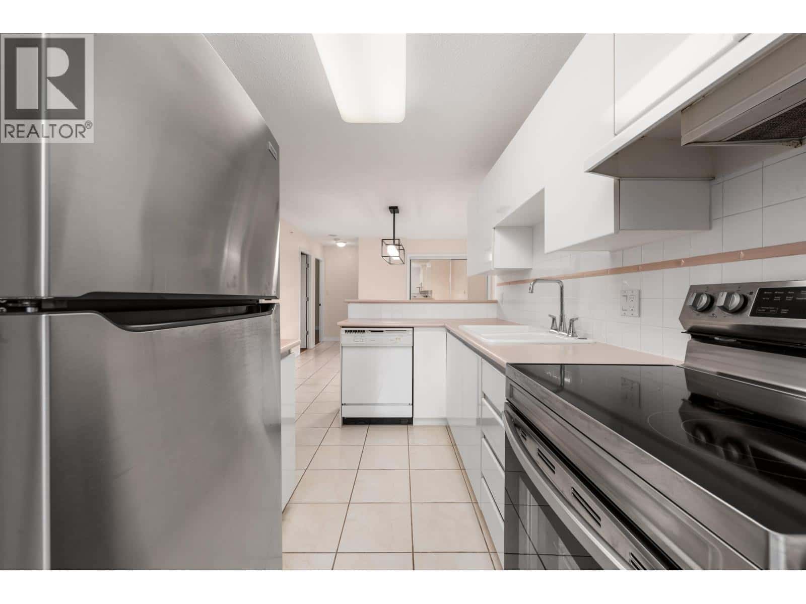 306 6622 SOUTHOAKS CRESCENT — Burnaby, British Columbia - Photo 3 of 37