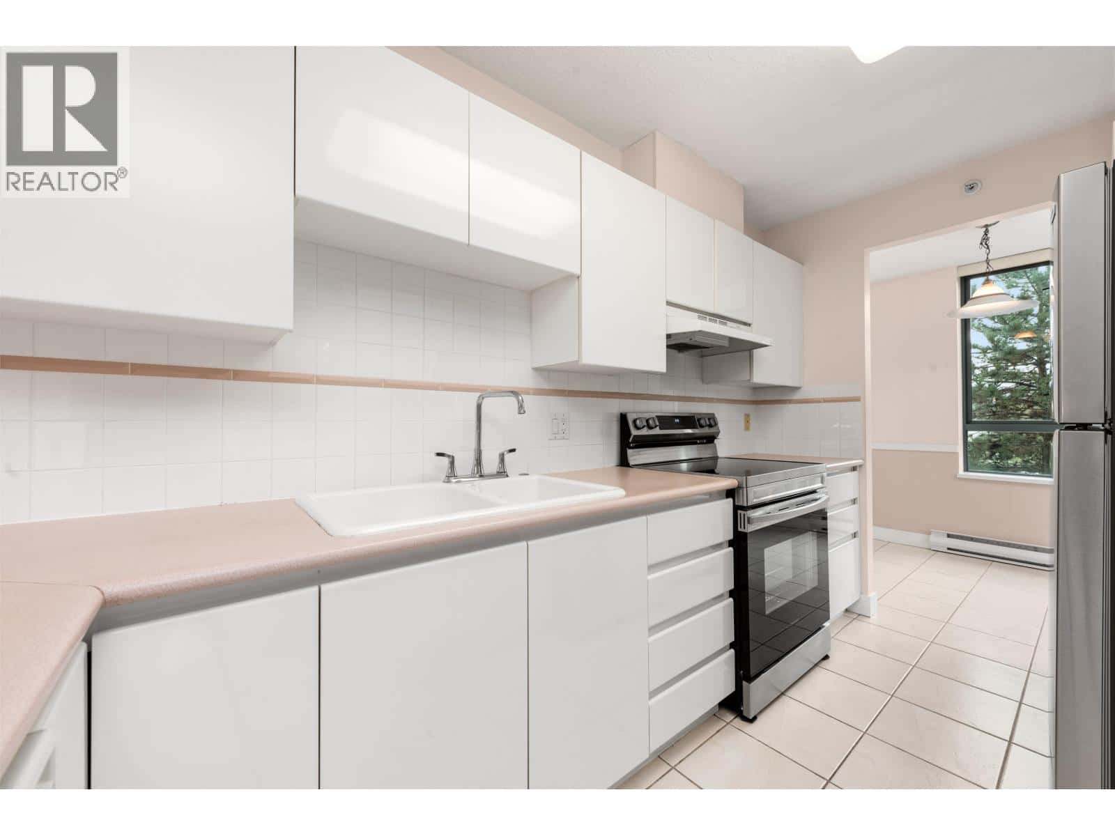 306 6622 SOUTHOAKS CRESCENT — Burnaby, British Columbia - Photo 4 of 37