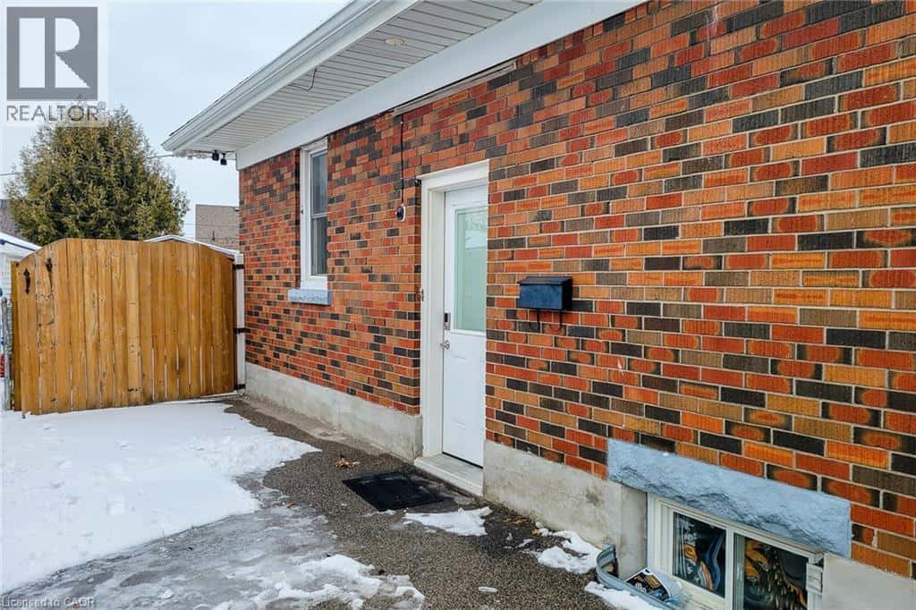 77 TENTH Avenue — Brantford, Ontario - Photo 5 of 37