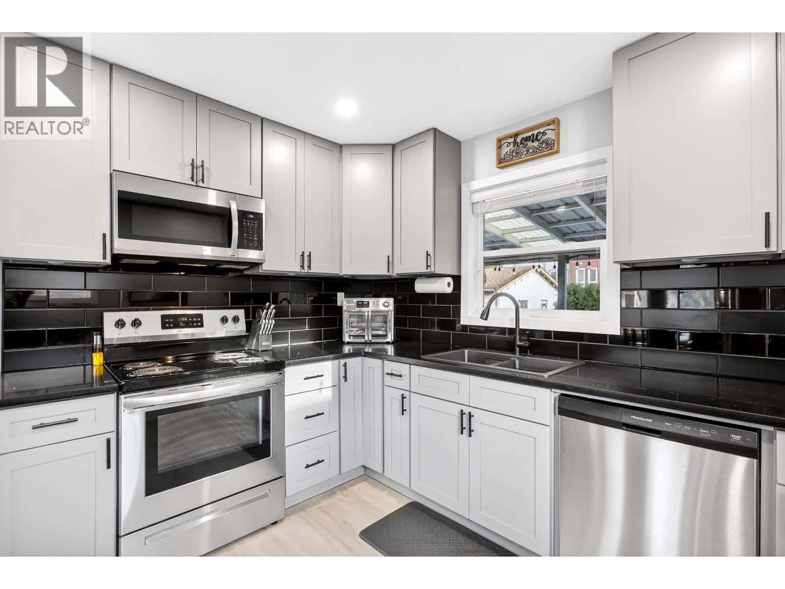 11866 STEPHENS STREET — Maple Ridge, British Columbia - Photo 3 of 33