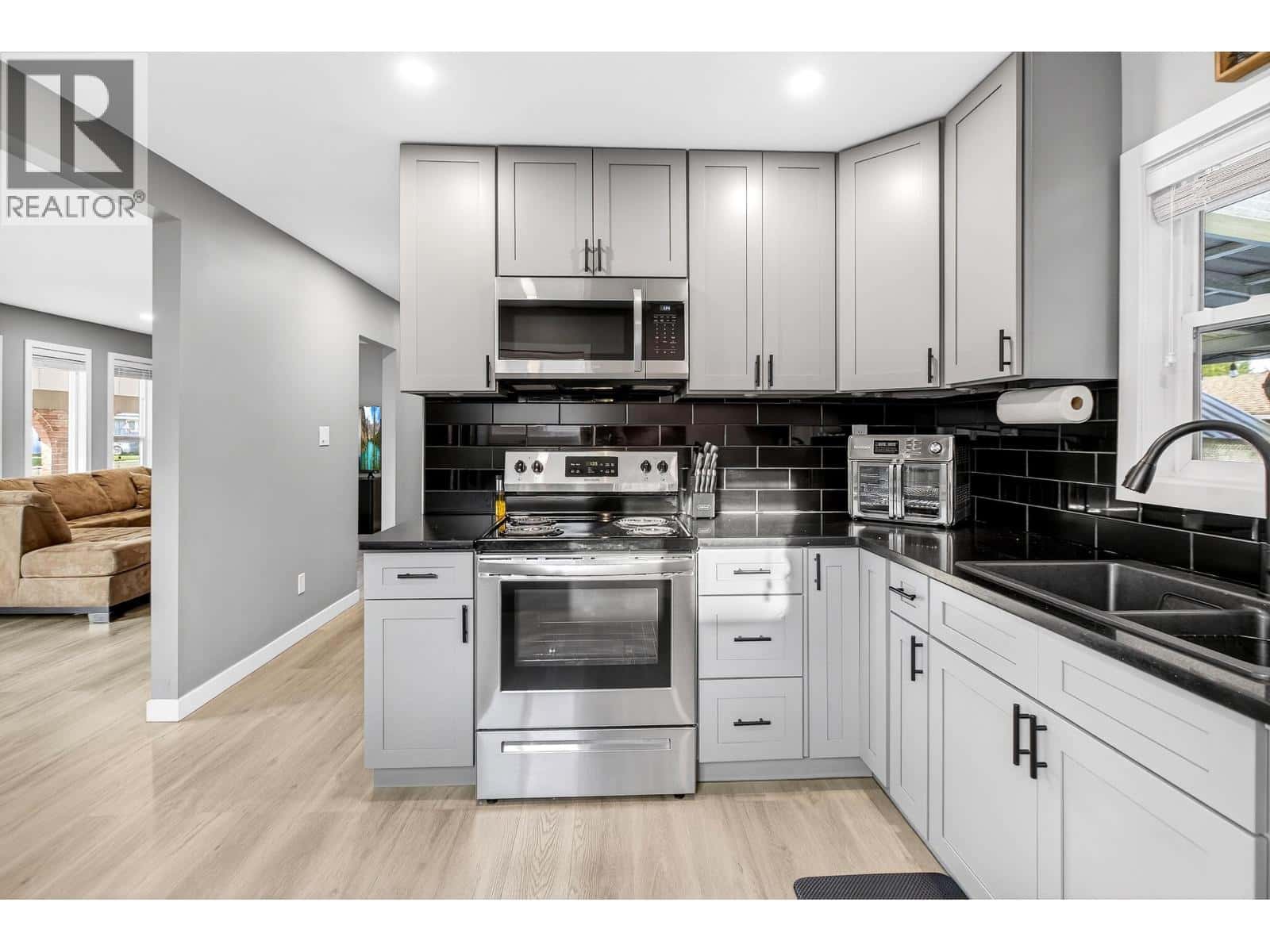 11866 STEPHENS STREET — Maple Ridge, British Columbia - Photo 5 of 33