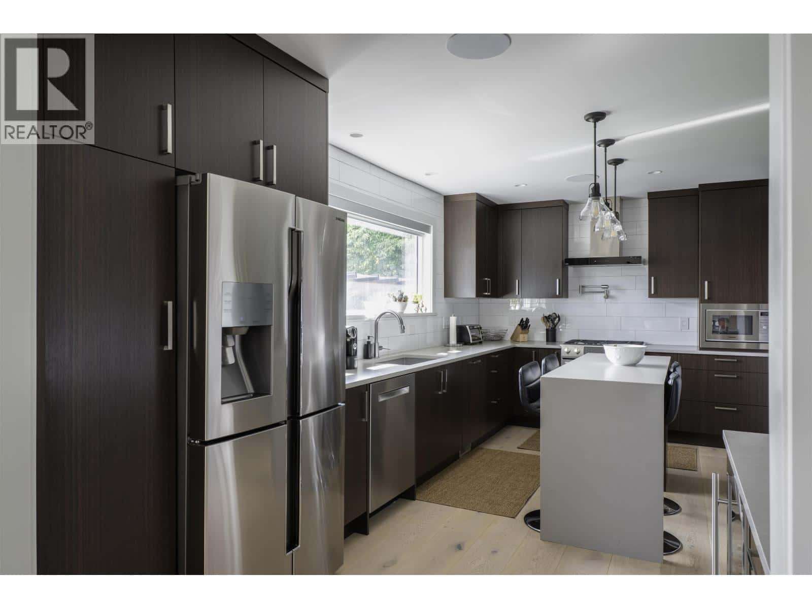 818 MASSEY STREET — New Westminster, British Columbia - Photo 2 of 23