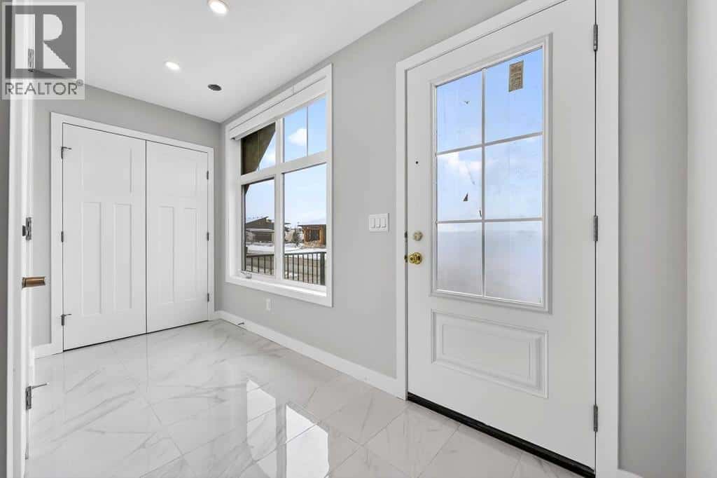 591 Mahogany Road SE — Calgary, Alberta - Photo 3 of 34