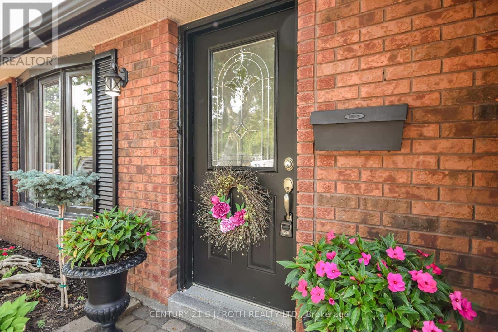 49 RIDGEWAY AVENUE — Barrie (Allandale Heights), Ontario - Photo 2 of 20