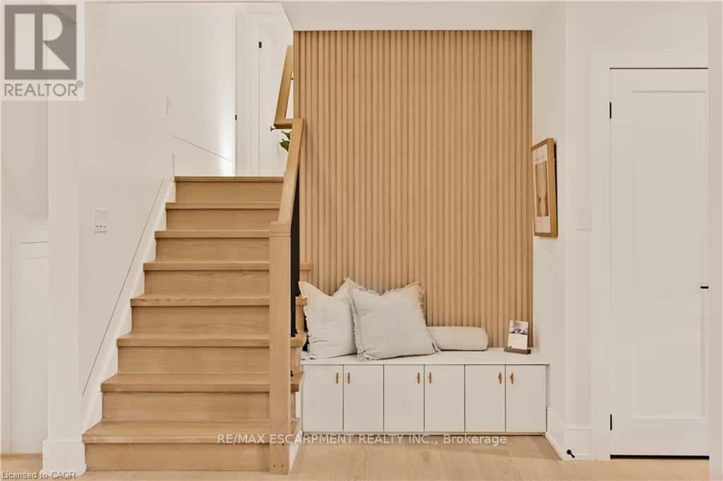 257 STRATHCONA DRIVE — Burlington (Shoreacres), Ontario - Photo 4 of 47