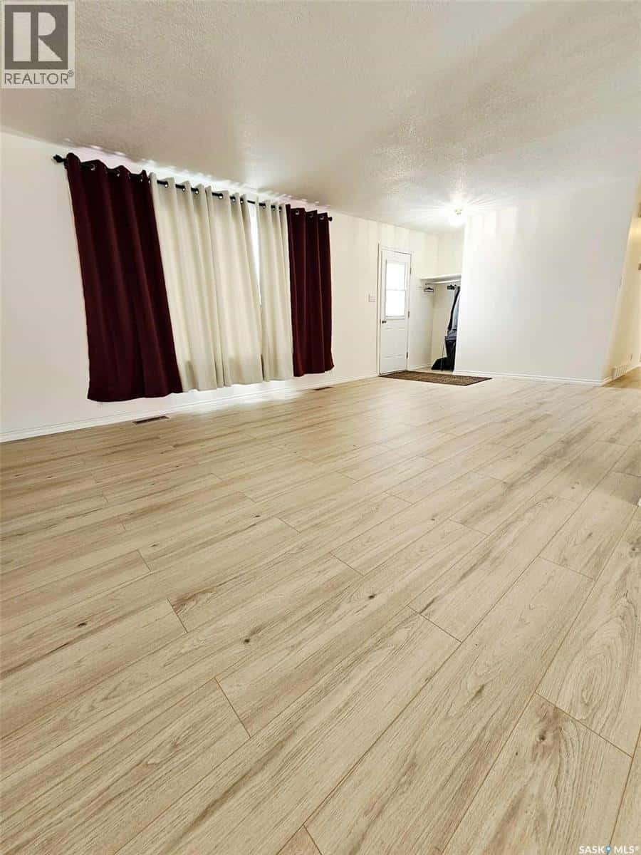 4 Railway AVENUE — Yarbo, Saskatchewan - Photo 4 of 34