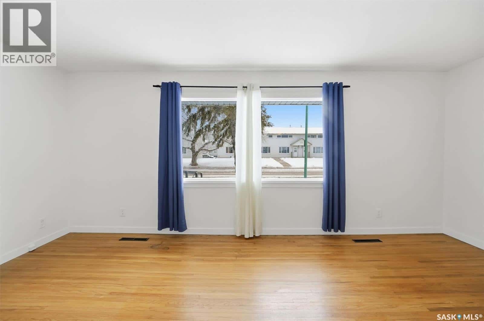 2126 William AVENUE — Saskatoon, Saskatchewan - Photo 4 of 50