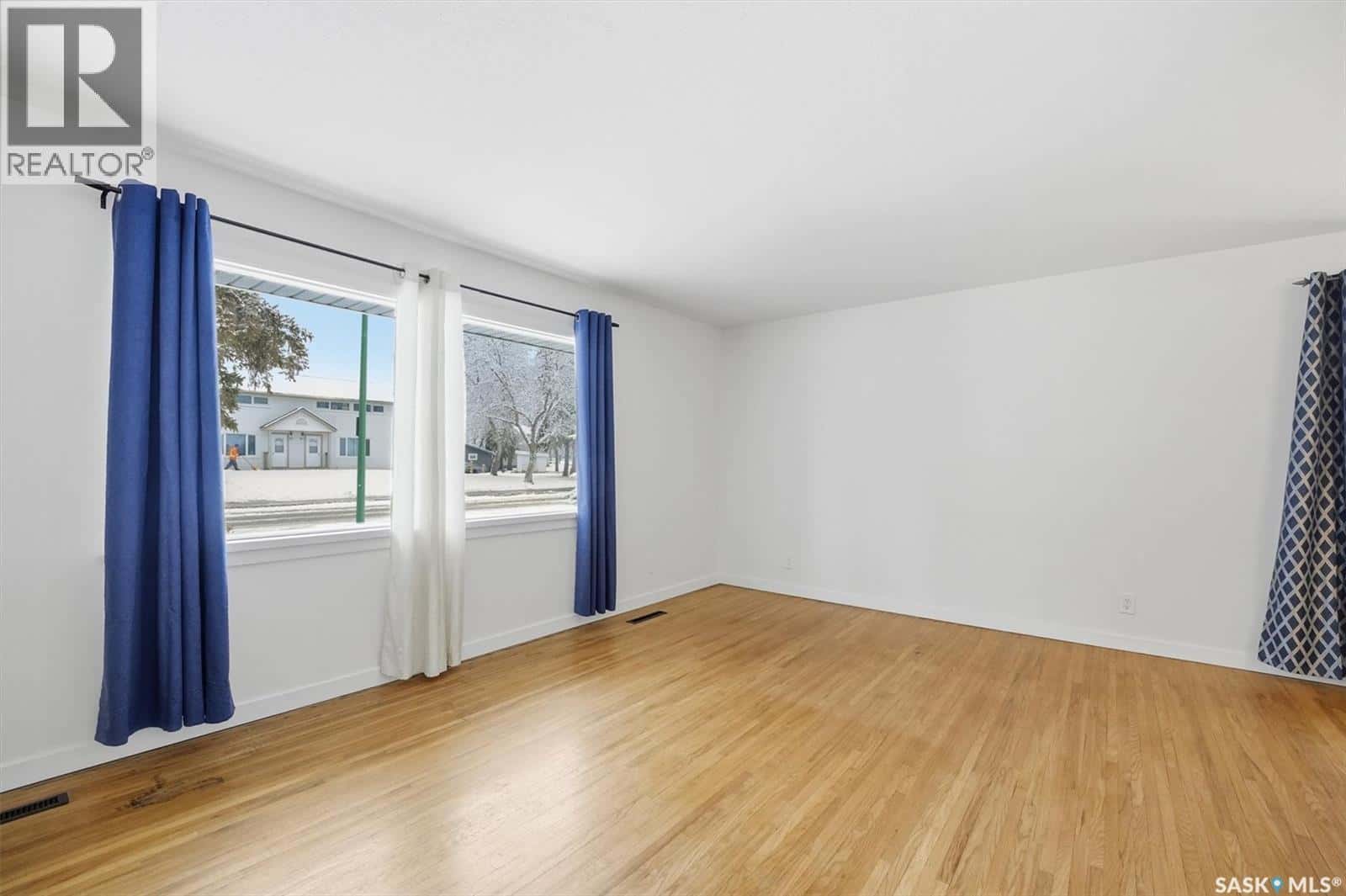 2126 William AVENUE — Saskatoon, Saskatchewan - Photo 5 of 50