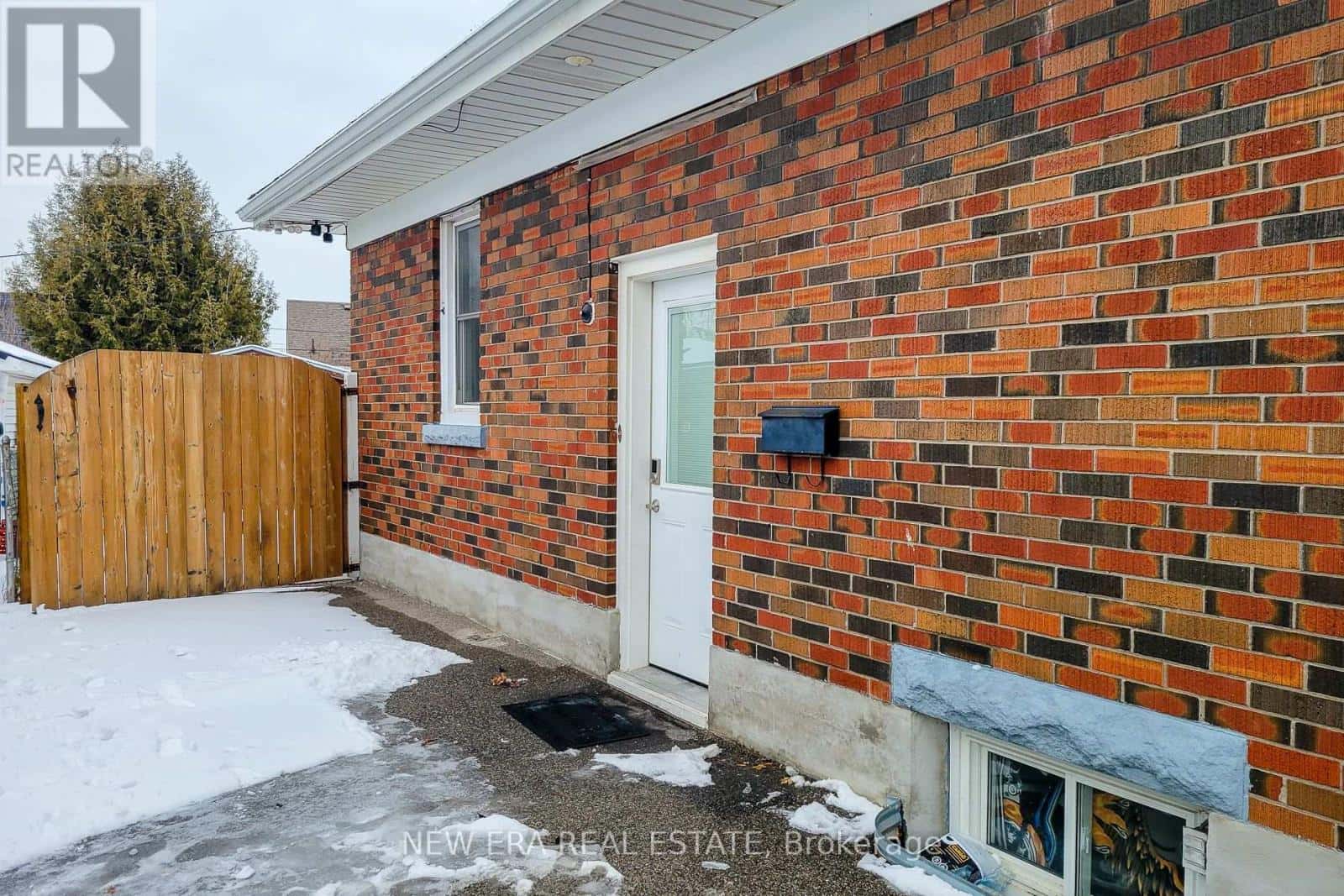 77 TENTH AVENUE — Brantford, Ontario - Photo 5 of 37