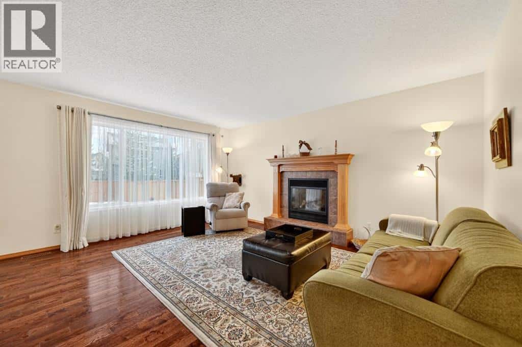 59 Cougar Ridge Circle SW — Calgary, Alberta - Photo 3 of 25