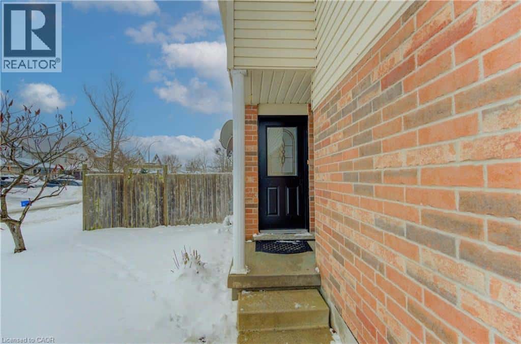 40 RED CLOVER Crescent — Kitchener, Ontario - Photo 4 of 49