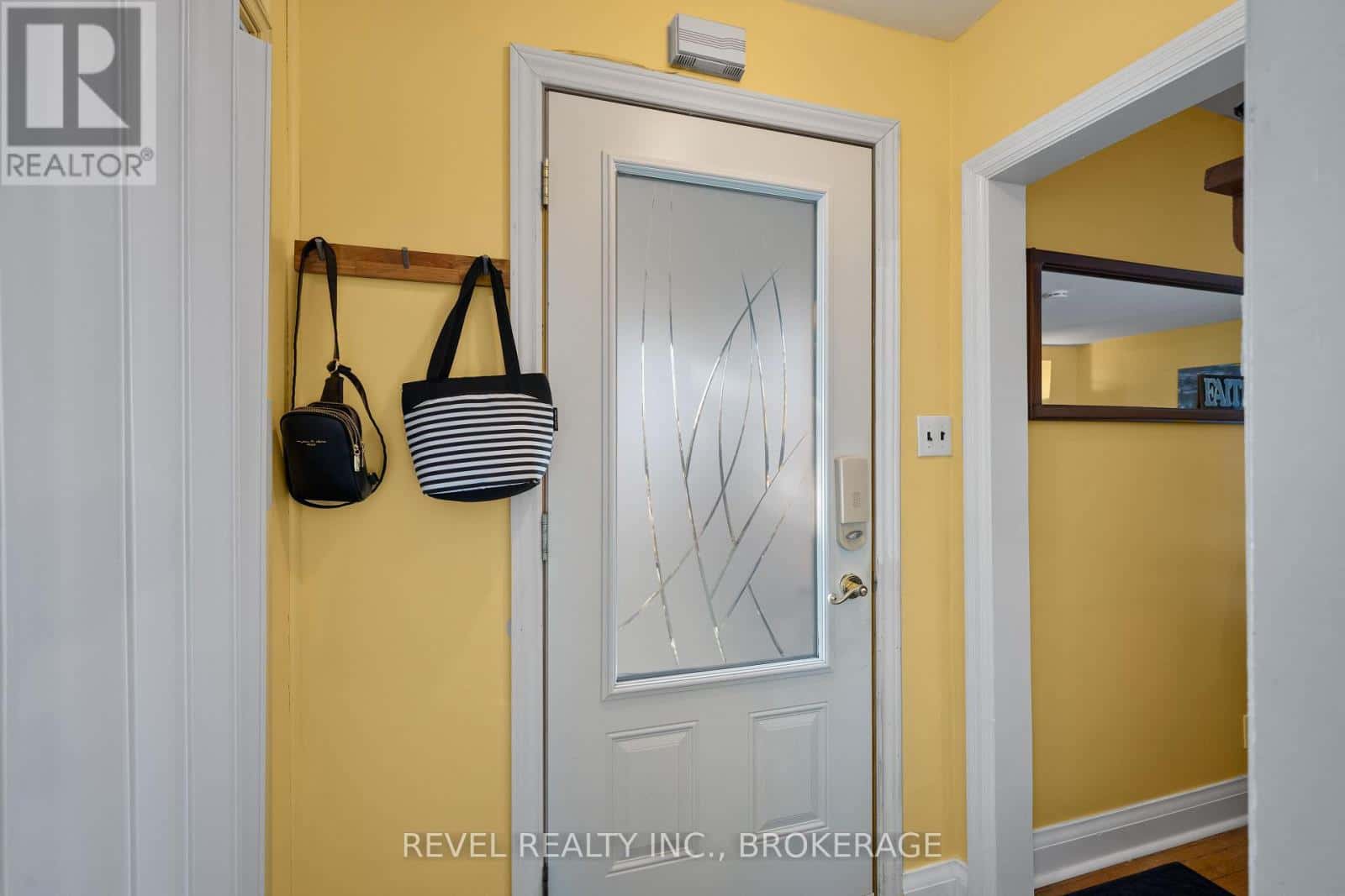 9 HILLCREST AVENUE — Kingston (East of Sir John A. Blvd), Ontario - Photo 4 of 28