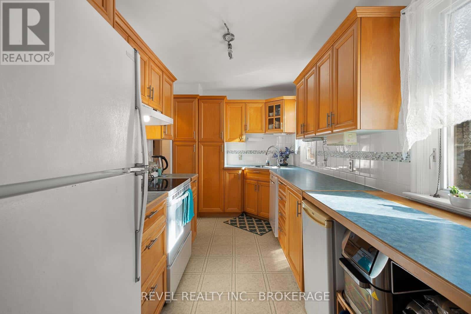 9 HILLCREST AVENUE — Kingston (East of Sir John A. Blvd), Ontario - Photo 5 of 28