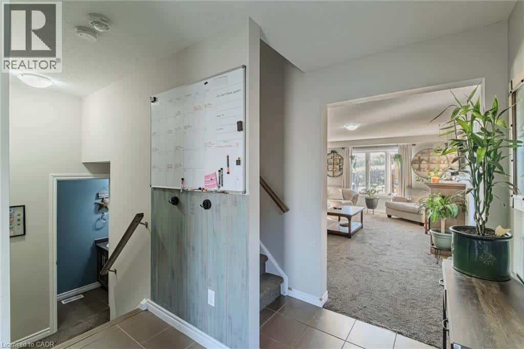 1384 CAEN Avenue — Woodstock, Ontario - Photo 4 of 27