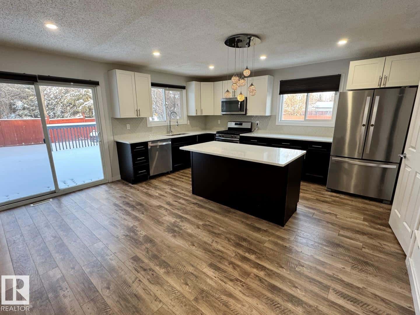 18404 66 AV NW — Edmonton, Alberta - Photo 4 of 31